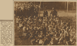 870755 Groepsportret van een grote groep jonge kinderen die deelnemen aan de viering van Koninginnedag in het ...